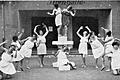 Die Brunnengruppe der Schweinfurter Turnerinnen von 1925.