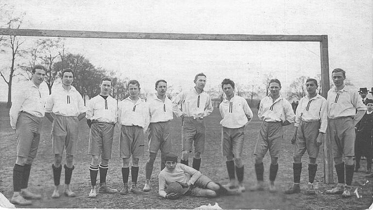 Die Mannschaft der Würzburger Kickers, die im ersten Spiel am 5. April 1908 den WFV 04 mit 5:0 besiegte: (stehend von links) Rudolf Röll, Paul Röll, Otoo Kreßner, Emil Weigand, Max Ettinger, Franz Harlander, Ernst Fellmann, Fritz Schmitt, Georg Beer, Josef Löser und (vorne liegend) Torwart Stephan Klotz. Die Mannschaft der Würzburger Kickers, die im ersten Spiel am 5. April 1908 den WFV 04 mit 5:0 besiegte: (stehend von links) Rudolf Röll, Paul Röll, Otoo Kreßner, Emil Weigand, Max Ettinger, Franz Harlander, Ernst Fellmann, Fritz Schmitt, Georg Beer, Josef Löser und (vorne liegend) Torwart Stephan Klotz.