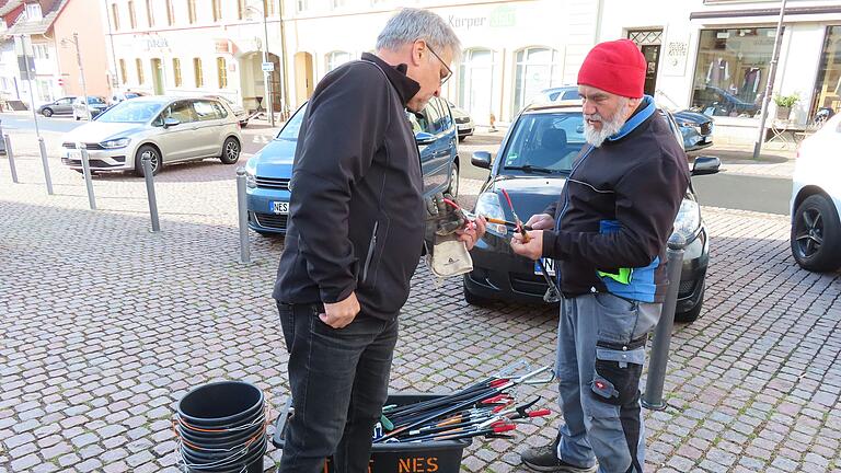 Jürgen Kircher (links) und Wolfgang Neumann vom Bischofsheimer Rhönklub nehmen sich Müllgreifer, die Kircher aus Bad Neustadt mitgebracht hat. Jürgen Kircher (links) und Wolfgang Neumann vom Bischofsheimer Rhönklub nehmen sich Müllgreifer, die Kircher aus Bad Neustadt mitgebracht hat.