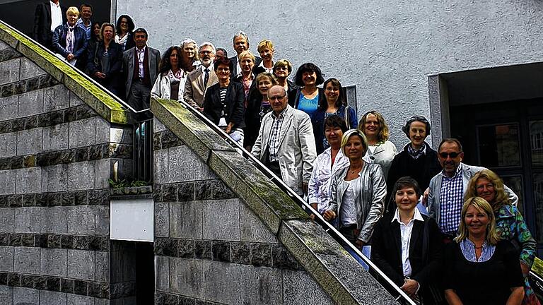 Premiere: Erstmals Grund und Mittelschullehrkräfte zu Studienräten der Besoldungsgruppe A 13 ernannt. Das Bild zeigt die beförderten Lehrer auf der Treppe des Landratsamtes. Mit dabei unter anderem auch Veronika Klose (Sechste von rechts), die zum 1. Juli zur Schulamtsdirektorin befördert wurde.