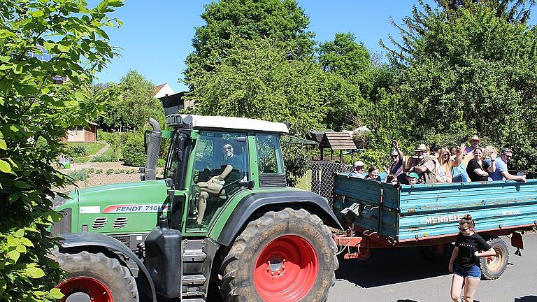 Weyersfelder Landwirte informierten bei Flurrundfahrten durch Weyersfeld über die Nutzung der landwirtschaftlichen Flächen. Fotos: Saskia Vierling