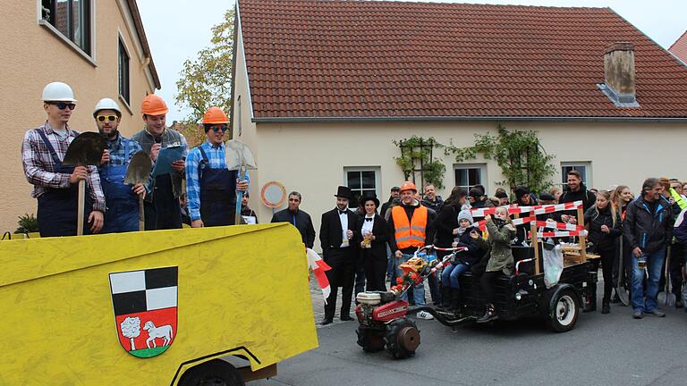 Lukas Uhl, Michael Stier, Hannes Wilhelm und Christoph Schulz sangen beim Kleinlangheimer Kirchweihumzug der Dorfjugend am Sonntag die Ständchen. Die Kirchweihprediger Nico Braun und Lorena Wolf (mit Frack und Zylinder) waren ebenso begeistert wir viele Zuschauer. Lukas Uhl, Michael Stier, Hannes Wilhelm und Christoph Schulz sangen beim Kleinlangheimer Kirchweihumzug der Dorfjugend am Sonntag die Ständchen. Die Kirchweihprediger Nico Braun und Lorena Wolf (mit Frack und Zylinder) waren ebenso begeistert wir viele Zuschauer.