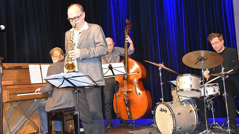 Die Musiker (von links) Bernhard Pichl (Piano), Rudi Engel (Kontrabass) und Florian Kettler (Schlagzeug) begeisterten gemeinsam mit dem Saxophonisten Klaus Graf bei einer Hommage an die Jazzlegenden Duke Ellington und Billy Strayhorn in der Rathaushalle Haßfurt.