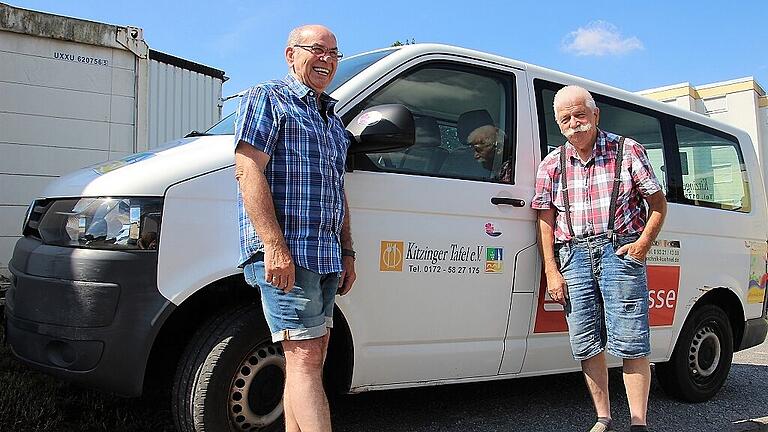 Horst Zimmermann und Manfred Seigner haben derzeit ständig „Feuerwehrdienst“ bei der Tafel – sie fahren, weil's brennt, sprich: nicht genügend andere Fahrerinnen und Fahrer zur Verfügung stehen. FOTO Diana Fuchs Horst Zimmermann und Manfred Seigner haben derzeit ständig „Feuerwehrdienst“ bei der Tafel – sie fahren, weil's brennt, sprich: nicht genügend andere Fahrerinnen und Fahrer zur Verfügung stehen. FOTO Diana Fuchs