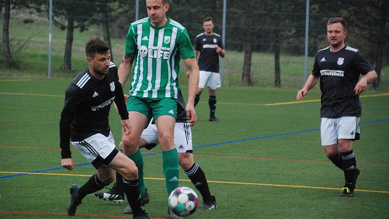 Daniel Leicht (vorne) ist seit einem Jahr Spielertrainer beim FC Strahlungen, der sich aktuell einen Zweikampf mit dem FC Rottershausen um Platz zwei in der Kreisliga Rhön liefert.