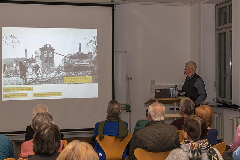 Großes Interesse fand der Vortrag des Kreisheimatpflegers Bruno Schneider, der an die an die große Zerstörung Gemündens vor 80 Jahren im Zweiten Weltkrieg erinnerte. Großes Interesse fand der Vortrag des Kreisheimatpflegers Bruno Schneider, der an die an die große Zerstörung Gemündens vor 80 Jahren im Zweiten Weltkrieg erinnerte.