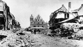 Schlechte Versorgungslage, schlechte Straßen. In - Schlechte Versorgungslage, schlechte Straßen. In Schweinfurt waren die
Kriegsfolgen auch drei Jahre nach Kriegsende noch überall zu sehen - wie
hier in der Bauerngasse. Schlechte Versorgungslage, schlechte Straßen. In - Schlechte Versorgungslage, schlechte Straßen. In Schweinfurt waren die
Kriegsfolgen auch drei Jahre nach Kriegsende noch überall zu sehen - wie
hier in der Bauerngasse.