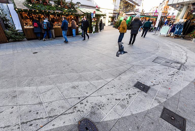 2016 ist es in der Eichhornstraße zu einem größeren Malheur gekommen. Eine defekte Kehrmaschine der „Stadtreiniger“ sorgte für lange Ölspuren auf dem Pflaster.