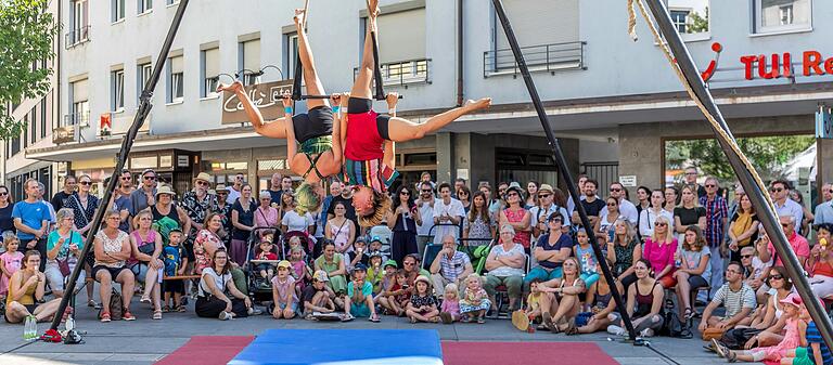 Die Innenstadt ist voll beim Stramu: Im vergangenen Jahr schauten zahlreiche Menschen in der Eichhornstraße der Aufführung des Circus Fiamma zu. Die Innenstadt ist voll beim Stramu: Im vergangenen Jahr schauten zahlreiche Menschen in der Eichhornstraße der Aufführung des Circus Fiamma zu.