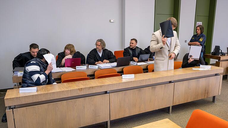 Auftakt im Prozess um einen Gewaltexzess       -  Die Angeklagten warten auf den Beginn ihres Prozesses.