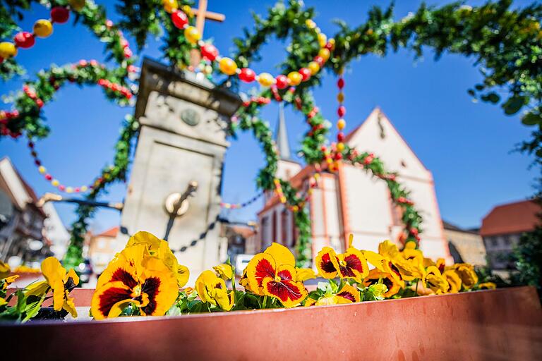 Es geht auf Ostern zu, wie auch der geschmückte Brunnen in Hofheim zeigt. Es geht auf Ostern zu, wie auch der geschmückte Brunnen in Hofheim zeigt. 