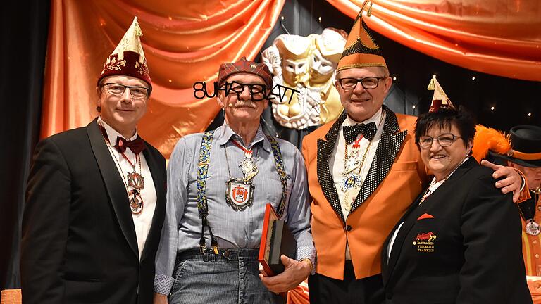 Rudi Lutz (Zweiter von links) heißt der neue Tillträger der Kolpingfamilie Waldbüttelbrunn. Ihm gratulierten (von links) FVF Beirat Marco Herbert, Sitzungspräsident Manfred Schmitt und FVF Beirätin Angelika Arnold.