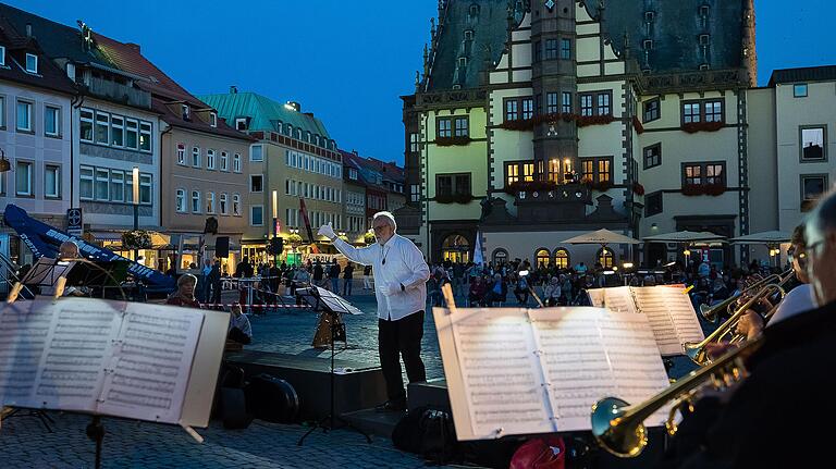 Überzeugender Auftritt: Der evangelische Posaunenchor, geleitet von Wolfhart Berger, trat bei der Nacht der Kultur vor dem Rückert-Denkmal auf.