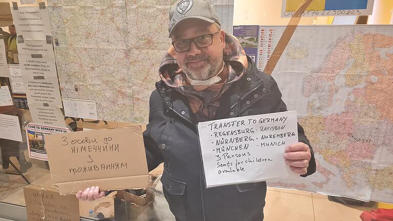 Ein Helfer aus der Nähe von München, der - wie auch die Ukrainehilfe Münnerstadt - in Medyka Flüchtlingen anbietet, sie nach Deutschland mitzunehmen. Ein Helfer aus der Nähe von München, der - wie auch die Ukrainehilfe Münnerstadt - in Medyka Flüchtlingen anbietet, sie nach Deutschland mitzunehmen.