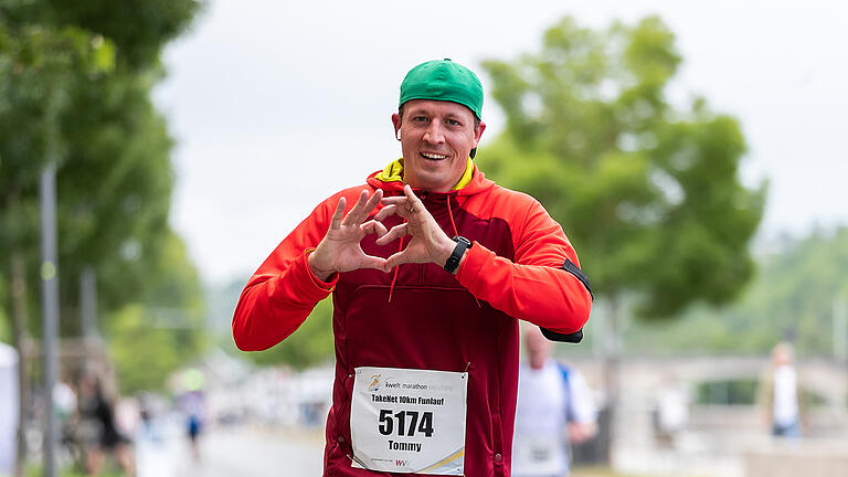 Zahlreiche Läufer nehmen am 20. iWelt-Marathon am Sonntag 29.05.22 durch die Würzburger Innenstadt teil.