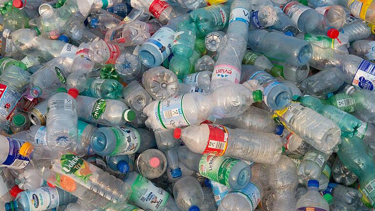 Copy%20of%20dpa_5FA08800B43E2991.tif - Viel Müll, aber auch viel Geld auf einem Haufen: Nicht nur auf Plastikflaschen wird in Deutschland und anderen Ländern Pfand erhoben. Copy%20of%20dpa_5FA08800B43E2991.tif - Viel Müll, aber auch viel Geld auf einem Haufen: Nicht nur auf Plastikflaschen wird in Deutschland und anderen Ländern Pfand erhoben.