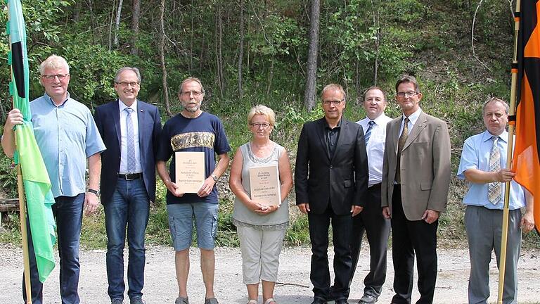 Der BLSV ehrte ebenfalls verdiente Mitglieder der Kolping-DJK für ihre langjähriges Engagement im Bereich der Leichtathletik: Im Bild von links Vorstand Wolfram Raab, Bürgermeister Eberhard Streit, Bruno Geis, Gaby Ress, Klaus Greier (BLSV-Kreisvorsitzender), Bernd May (Ortssprecher), stellvertretender Landrat Peter Suckfüll, Vorstand Bernhard Sauer. Der BLSV ehrte ebenfalls verdiente Mitglieder der Kolping-DJK für ihre langjähriges Engagement im Bereich der Leichtathletik: Im Bild von links Vorstand Wolfram Raab, Bürgermeister Eberhard Streit, Bruno Geis, Gaby Ress, Klaus Greier (BLSV-Kreisvorsitzender), Bernd May (Ortssprecher), stellvertretender Landrat Peter Suckfüll, Vorstand Bernhard Sauer.