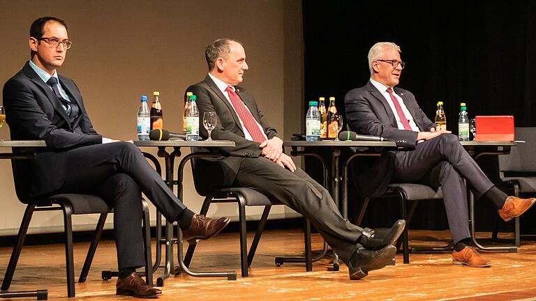 So hätte man sich das künftige Führungstrio der Stadt Haßfurt vorstellen können. Doch aus der - nicht nur von SPD-Stadtrat Reiner Greich favorisierten - Lösung mit (von rechts) erstem Bürgermeister Günther Werner (Wählergemeinschaft) und seinen Stellvertreten Stephan Schneider (SPD) und Volker Ortloff (CSU) wurde nichts. Die Bürgermeister-Stellvertreter sind nun Norbert Geier (CSU) und Berthold Albert (WG). So hätte man sich das künftige Führungstrio der Stadt Haßfurt vorstellen können. Doch aus der - nicht nur von SPD-Stadtrat Reiner Greich favorisierten - Lösung mit (von rechts) erstem Bürgermeister Günther Werner (Wählergemeinschaft) und seinen Stellvertreten Stephan Schneider (SPD) und Volker Ortloff (CSU) wurde nichts. Die Bürgermeister-Stellvertreter sind nun Norbert Geier (CSU) und Berthold Albert (WG).