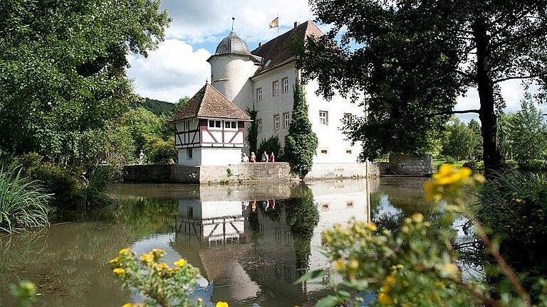 Das Wasserschloss im Sulzfelder Ortsteil Kleinbardorf liegt am Burgen- und Schlösserwanderweg durch die Haßberge.