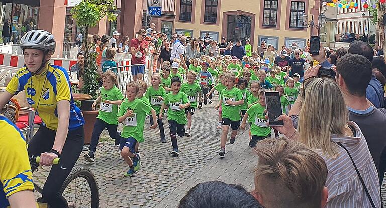 Volle Energie bei den Kleinsten: 600 Meter durch die Fußgängerzone zum Schlossplatz sind die jüngsten Läufer gerannt, manche auch auf Papas oder Mamas Arm. Volle Energie bei den Kleinsten: 600 Meter durch die Fußgängerzone zum Schlossplatz sind die jüngsten Läufer gerannt, manche auch auf Papas oder Mamas Arm.