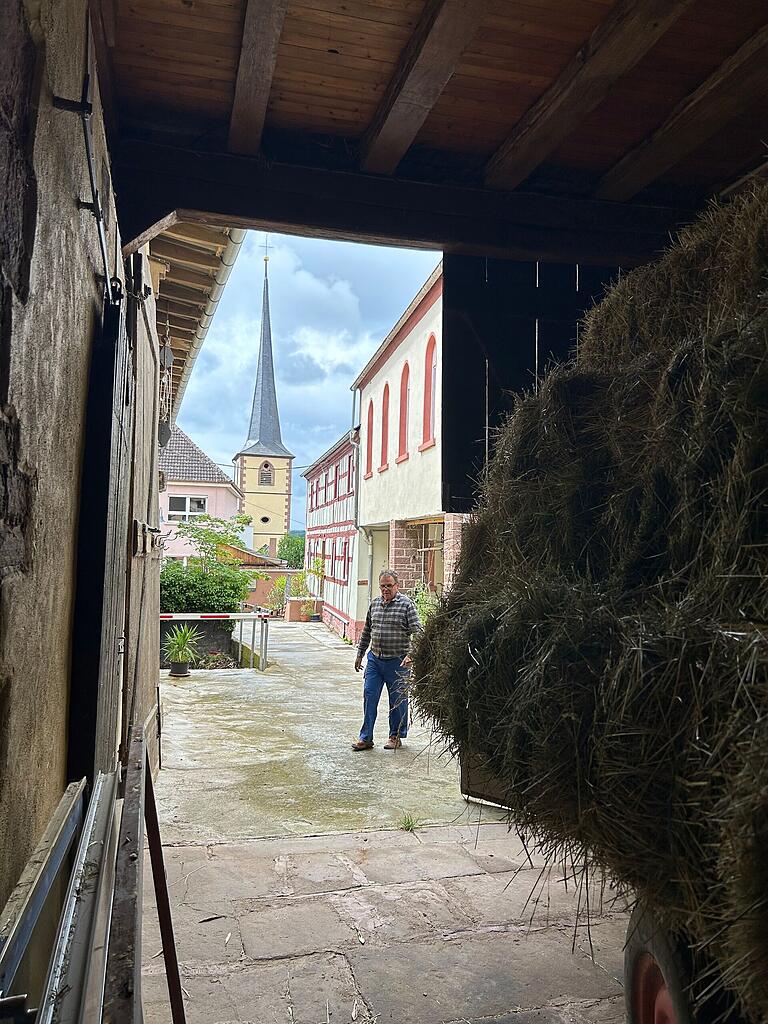 Blick aus der Scheune zur Wirtschaft und dem Tanzsaal im Mittelgebäude. Herbert Schmitt war der letzte Wirt. Hier in Brauerei, Wirtshaus und Bauernhof  wohnten und arbeiteten die kinderreichen Familien der Brüder Theodor und Engelbert Schmitt. Unter der Scheune befindet sich der Eiskeller.