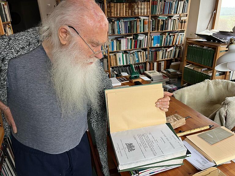 Herman de Vries besitzt eine der größten Büchersammlungen Deutschlands zu dem Thema Rauschmittel.