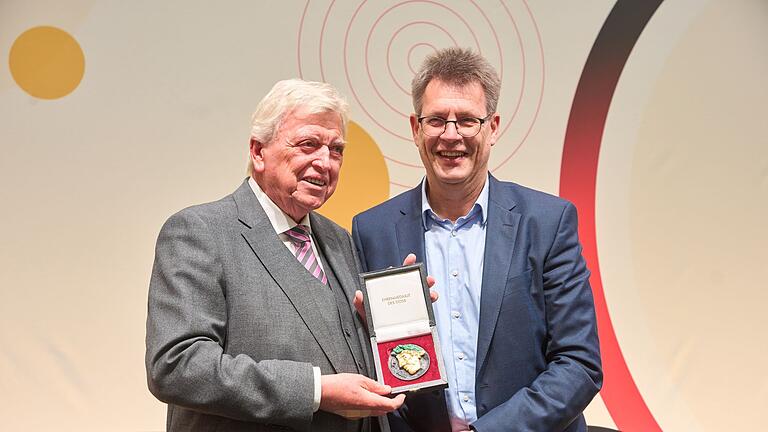 Volker Bouffier und DOSB-Präsident Thomas Weikert - Thomas Weikert hat Kriterien für die Neubesetzung eines wichtigen Amtes genannt. Volker Bouffier und DOSB-Präsident Thomas Weikert - Thomas Weikert hat Kriterien für die Neubesetzung eines wichtigen Amtes genannt.