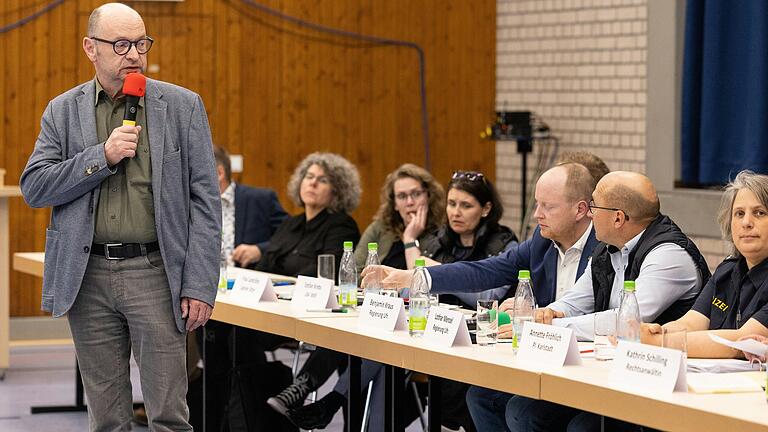 Bürgermeister Herbert Hemmelmann führte durch den Abend. Rund 300 Himmelstadter waren in die Mehrzweckhalle gekommen, um ihre Fragen zu stellen und Sorgen zu formulieren.