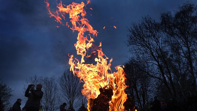 Osterfeuer in Bayern       -  Osterfeuer sind bei der derzeitigen Trockenheit eine Gefahr. (Archivbild)
