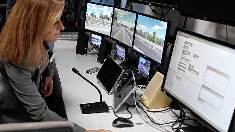 Fahrsimulationen eignen sich auch, um mit kranken oder in Rehabilitation befindlichen Menschen das Autofahren zu trainieren. Fahrsimulationen eignen sich auch, um mit kranken oder in Rehabilitation befindlichen Menschen das Autofahren zu trainieren.