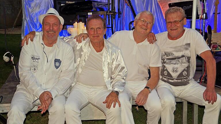 Eine Nacht im weißen Satin       -  (iko) Zu einem &bdquo;romantischen Sommerkonzert im Garten&ldquo; hatte der Eventcenter Hubertushof in den Weiler Fährbrück eingeladen. &bdquo;The Jets Revival Band&ldquo; spielte unter dem Motto &bdquo;A night in white satin&ldquo; seine schönsten Lieder als ehemalige Musiker der Kult-Band &bdquo;The Jets&ldquo;. Mit rund 700 Gästen wurden die Gastgeber, Familie Sendner und deren Team, regelrecht überrannt. Unter den alten Bäumen im Biergarten wurde mitgewippt und mitgesungen, getanzt und geklatscht. &bdquo;Was für ein Wahnsinn&ldquo;, strahlte Mitbesitzer Frank Sendner angesichts des großen Zuspruchs. Die Jets Revial Band besteht aus Helmut Schmidt (Gesang/Gitarre/Bass), Erich Götzner, (Gesang /Gitarre/Bass), Alfons König (Keyboard/Gesang) und Dieter Marschall (Gesang/ Percussion). Sie traten ganz in Weiß auf, getreu ihres Mottos einer &bdquo;Nacht im weißen Satin&ldquo;. Balladen wechselten sich ab mit rockigen Songs, getragene Klänge folgten schnelle Rhythmen. Kerzen auf den Tischen, Lichterketten und bunt ausgeleuchtete Bäume sorgten für ein besonderes Flair. Und zur Überraschung des Publikums gab es am Ende der Show ein kleines Feuerwerk. Der Hubertushof hat in diesem Jahr bereits mit Veranstaltungen wie einem Motorradgottesdienst und Zaubershows gepunktet.