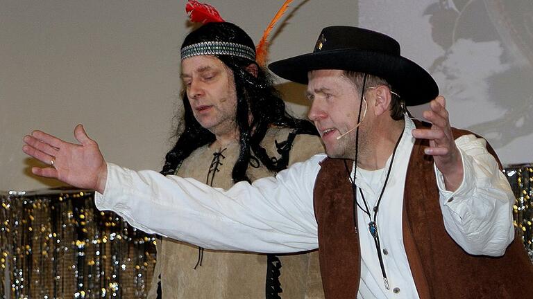 Wolfgang Schorr (rechts) und Hanni Derra beleuchteten als „Winnetou und Old Shatterhand“ so manches Ereignis aus Neubrunn. Wolfgang Schorr (rechts) und Hanni Derra beleuchteten als „Winnetou und Old Shatterhand“ so manches Ereignis aus Neubrunn.
