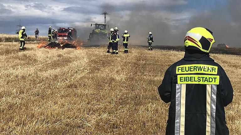Die Feuerwehrleute brauchen eine neue Schutzausrüstung. Bei Einsätzen, wie hier bei einem Flächenbrand bei Sommerhausen, werden die Jacken und Hosen stark beansprucht und müssen auch vor Flammen und großer Hitze schützen.