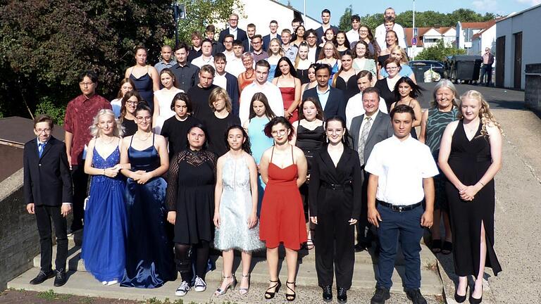 Die Absolventinnen und Absolventen des Schuljahres 2021/2022 in Wiesentheid. Die Absolventinnen und Absolventen des Schuljahres 2021/2022 in Wiesentheid.