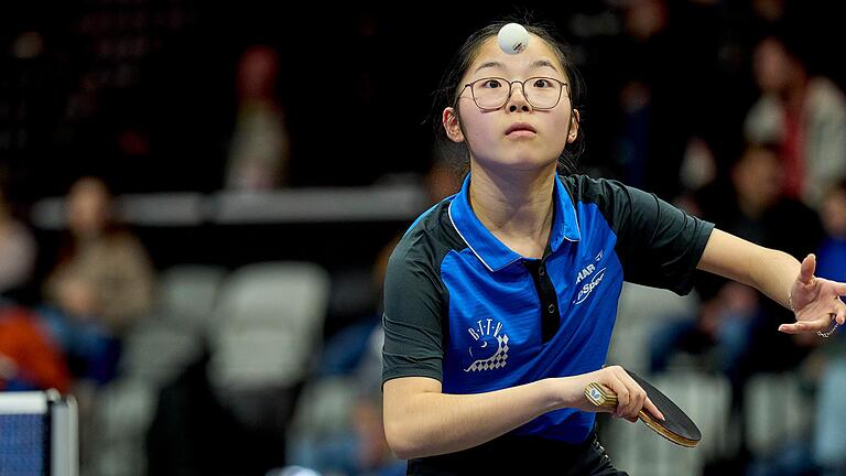 Die 13-jährige Koharu Itagaki (im Bild) aus Bad Königshofen hat gemeinsam mit der gleichaltrigen Josephina Neumann bei den deutschen Tischtennis-Meisterschaften die Silbermedaille gewonnen. Die 13-jährige Koharu Itagaki (im Bild) aus Bad Königshofen hat gemeinsam mit der gleichaltrigen Josephina Neumann bei den deutschen Tischtennis-Meisterschaften die Silbermedaille gewonnen.