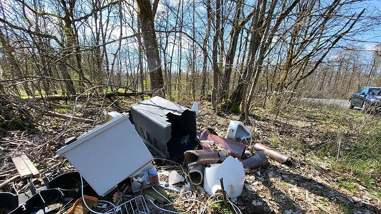 Seitdem eine Waldwege-Zufahrt an der Pyramidenkreuzung der B 287 bei Münnerstadt wegen eines Müllproblems gesperrt wurde, wird Abfall jetzt ein paar hundert Meter weiter an einem Parkplatz entsorgt. - Seitdem eine Waldwege-Zufahrt an der Pyramidenkreuzung der B 287 bei Münnerstadt wegen eines Müllproblems gesperrt wurde, wird Abfall jetzt ein paar hundert Meter weiter an einem Parkplatz entsorgt. Seitdem eine Waldwege-Zufahrt an der Pyramidenkreuzung der B 287 bei Münnerstadt wegen eines Müllproblems gesperrt wurde, wird Abfall jetzt ein paar hundert Meter weiter an einem Parkplatz entsorgt. - Seitdem eine Waldwege-Zufahrt an der Pyramidenkreuzung der B 287 bei Münnerstadt wegen eines Müllproblems gesperrt wurde, wird Abfall jetzt ein paar hundert Meter weiter an einem Parkplatz entsorgt.