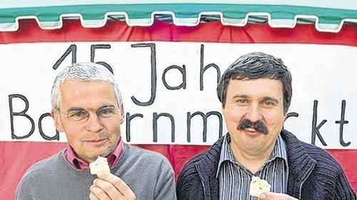 2007 feierte der Bauernmarktverein 15. Geburtstag: Im Bild Kassier Claus Schmitt (links) und Vorsitzender Rainer Alles. 2007 feierte der Bauernmarktverein 15. Geburtstag: Im Bild Kassier Claus Schmitt (links) und Vorsitzender Rainer Alles.