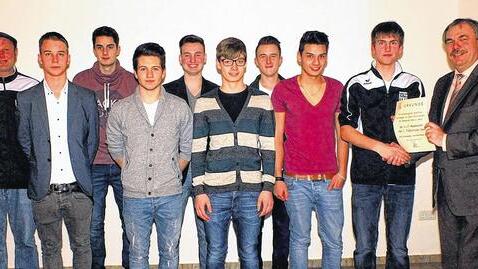 Als ehemaliger aktiver Fußballer war Bürgermeister Bernhard Ruß (rechts) stolz auf die U-17-Mannschaft des FC Sand, die unter ihrem Betreuer Ralf Brunk (links) ungeschlagen Meister der Kreisklasse Gruppe 3 wurde.