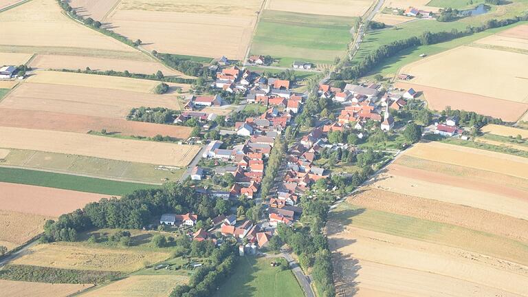 Eine besondere Form hat das Dorf, das Sie dieses Mal bei unserem Sommerrätsel erkennen sollen. Auffällig ist die Allee in der Dorfmitte. Eine besondere Form hat das Dorf, das Sie dieses Mal bei unserem Sommerrätsel erkennen sollen. Auffällig ist die Allee in der Dorfmitte.