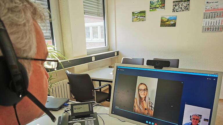 Thomas Schlereth, Teamleiter der Berufsberatung der Arbeitsagentur Schweinfurt beim Videochat mit einer Jugendlichen, die sich über ihre Möglichkeiten bei der Berufswahl informiert. - Thomas Schlereth, Teamleiter der Berufsberatung der Arbeitsagentur Schweinfurt beim Videochat mit einer Jugendlichen, die sich über ihre Möglichkeiten bei der Berufswahl informiert. Thomas Schlereth, Teamleiter der Berufsberatung der Arbeitsagentur Schweinfurt beim Videochat mit einer Jugendlichen, die sich über ihre Möglichkeiten bei der Berufswahl informiert. - Thomas Schlereth, Teamleiter der Berufsberatung der Arbeitsagentur Schweinfurt beim Videochat mit einer Jugendlichen, die sich über ihre Möglichkeiten bei der Berufswahl informiert.