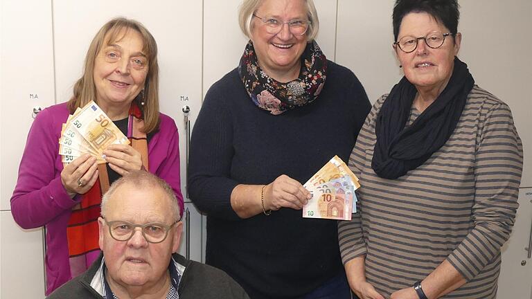Über die Spenden haben alle gut lachen (von links): Kathrin Anger, Kassier Herbert Müller, Astrid Glos vom ALF und stellvertretende Tafel-Chefin Katharina Müller. Über die Spenden haben alle gut lachen (von links): Kathrin Anger, Kassier Herbert Müller, Astrid Glos vom ALF und stellvertretende Tafel-Chefin Katharina Müller.