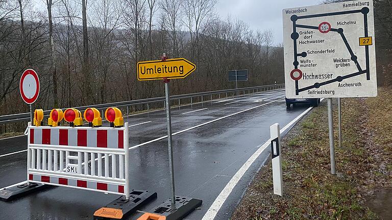Hochwasser an der Saale - die Straße nach Wolfsmünster und Gräfendorf ist gesperrt. Hochwasser an der Saale - die Straße nach Wolfsmünster und Gräfendorf ist gesperrt.