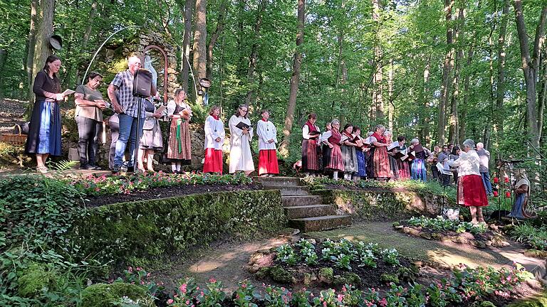 Das Bild zeigt den Landfrauenchor bei der Maiandacht. Das Bild zeigt den Landfrauenchor bei der Maiandacht.
