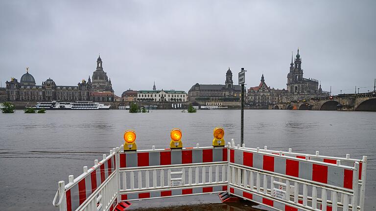 Hochwasser in Sachsen - Auch in Dresden sind die Pegelstände zu hoch. Hochwasser in Sachsen - Auch in Dresden sind die Pegelstände zu hoch.
