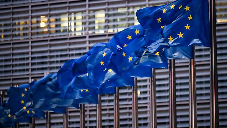 Flaggen vor der EU-Kommission       -  Die EU-Kommission hat eine Wettbewerbsstrafe von insgesamt knapp 5,74 Millionen Euro verhängt. (Symbolbild)
