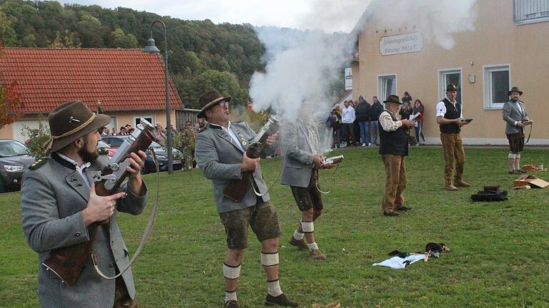 In Reihe und mit einigem Abstand wird bei besonderen Anlässen geböllert bei den Böllerschützen aus Füttersee – hier bei der Kirchweih vergangenen Oktober. In Reihe und mit einigem Abstand wird bei besonderen Anlässen geböllert bei den Böllerschützen aus Füttersee – hier bei der Kirchweih vergangenen Oktober.