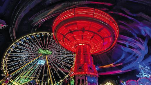 Eine Glitzerwelt: Das Volksfest bei Nacht. Eine Glitzerwelt: Das Volksfest bei Nacht.