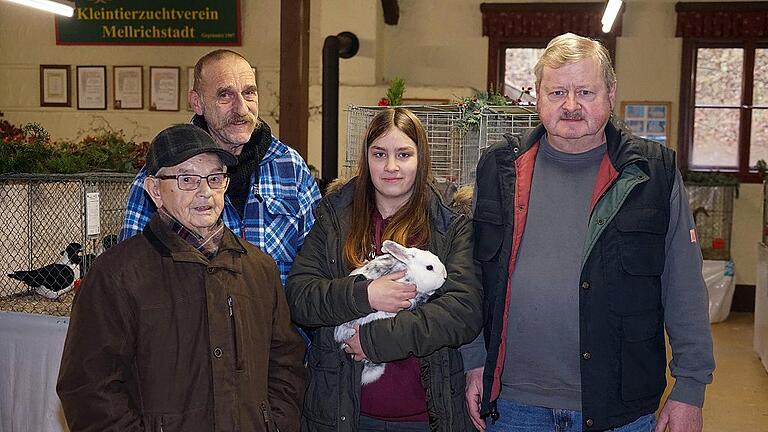 Erfolgreiche Kleintierzüchter mit (von links) Altmeister Otto Blümm, dritter Vereinsmeister Friedbert Räder, Laura Seidenzahl mit einem Rhönkaninchen, sowie Vereinsvorstand, gleichzeitig zweiter und dritter Vereinsmeister Gerhard Seidenzahl.
