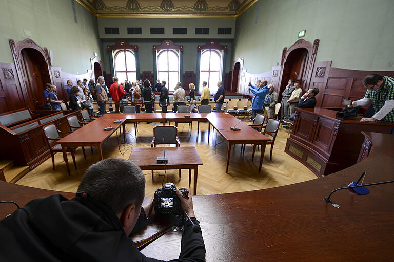 Journalisten aus ganz Deutschland begleiteten jede Phase der seit 18 Jahren laufenden Mordermittlungen. Das Bild entstand vor dem Wiederaufnahmeprozess gegen den verurteilten Ulvi K. im Schwurgerichtssaal des Landgerichts in Bayreuth (Bayern). Journalisten aus ganz Deutschland begleiteten jede Phase der seit 18 Jahren laufenden Mordermittlungen. Das Bild entstand vor dem Wiederaufnahmeprozess gegen den verurteilten Ulvi K. im Schwurgerichtssaal des Landgerichts in Bayreuth (Bayern).