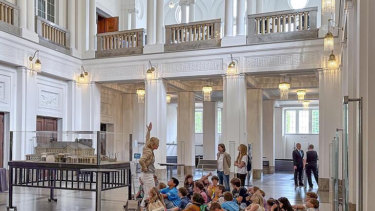 Die vierten Klassen besuchten auch das Foyer des Regentenbaus.       -  Die vierten Klassen besuchten auch das Foyer des Regentenbaus.